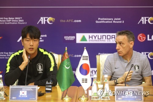 취재진 질문에 답하는 김영권(아시가바트[투르크메니스탄]=연합뉴스) 신준희 기자 = 축구 국가대표팀 김영권이 9일 오후(한국시간) 투르크메니스탄 아시가바트 아르차빌 호텔에서 열린 공식 기자회견에서 취재진의 질문에 답하고 있다. 
   벤투 감독이 이끄는 대표팀은 10일 투르크메니스탄과 카타르 월드컵 예선 첫 경기를 치른다. 2019.9.9 hama@yna.co.kr