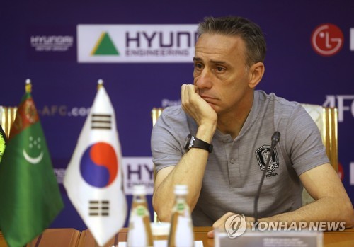 투르크전 앞둔 벤투(아시가바트[투르크메니스탄]=연합뉴스) 신준희 기자 = 축구 국가대표팀 파울루 벤투 감독이 9일 오후(한국시간) 투르크메니스탄 아시가바트 아르차빌 호텔에서 열린 공식 기자회견에서 잠시 생각에 잠겨있다.
   벤투 감독이 이끄는 대표팀은 10일 투르크메니스탄과 카타르 월드컵 예선 첫 경기를 치른다. 2019.9.9 hama@yna.co.kr