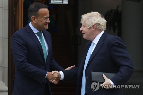 버라드커(왼쪽) 아일랜드 총리와 존슨 총리 [AFP=연합뉴스]