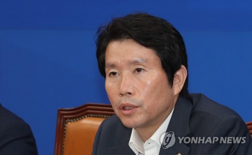 발언하는 이인영 원내대표(서울=연합뉴스) 하사헌 기자 = 더불어민주당 이인영 원내대표가 10일 오전 국회에서 열린 원내대책회의에서 발언하고 있다. 2019.9.10 toadboy@yna.co.kr