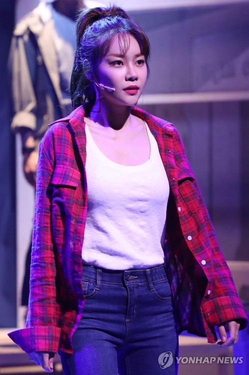 유나, 오늘은 뮤지컬 배우로(서울=연합뉴스) 진연수 기자 = 그룹 AOA 유나가 10일 오후 서울 종로구 동양예술극장에서 열린 뮤지컬 '원 모어' 프레스콜에서 하이라이트 장면을 시연하고 있다. 2019.9.10 jin90@yna.co.kr