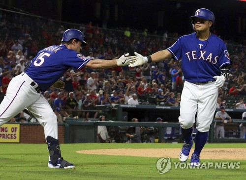 추신수 득점 축하하는 솔락[AP=연합뉴스]