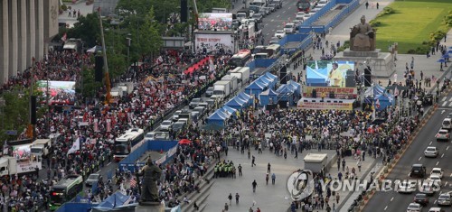 각각의 펜스 안과 밖5월 25일 오후 서울 광화문광장 일대에서 4·16 세월호참사 가족협의회와 4·16 연대 주최의 '범국민 촛불문화제'(오른쪽)와 자유한국당 장외집회 '문재인 STOP, 국민이 심판합니다'가 동시에 열리고 있는 모습 [연합뉴스 자료사진]