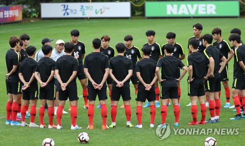 오늘 훈련은 이렇게(파주=연합뉴스) 안정원 기자 = 2020년 도쿄올림픽 본선 진출에 도전하는 한국 22세 이하(U-22) 축구 대표팀 김학범 감독과 선수들이 5일 오후 경기도 파주 국가대표 트레이닝센터(NFC)에서 훈련에 앞서 대화하고 있다. 2019.9.5 jeong@yna.co.kr