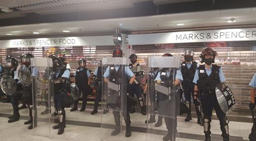 홍콩 애드머럴티역 내의 시위 진압 경찰(홍콩=연합뉴스) 안승섭 특파원 = 8일 홍콩 도심 센트럴에서 도심 시위가 열린 가운데 애드머럴티역 내에 시위 진압 경찰이 대기하고 있다. 2019.9.8 ssahn@yna.co.kr