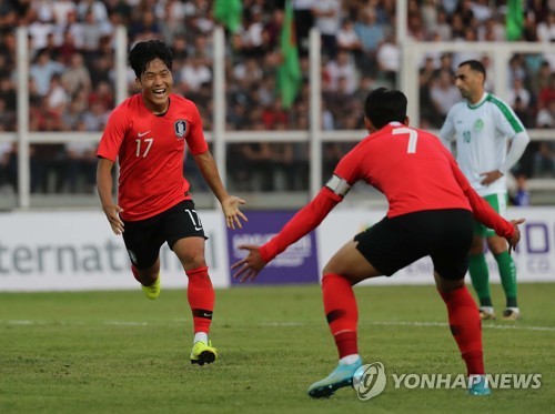 나상호 골(아시가바트[투르크메니스탄]=연합뉴스) 신준희 기자 = 10일(현지시간) 투르크메니스탄 아시가바트 코페트다그 스타디움에서 열린 2022 카타르 월드컵 아시아지역 2차 예선 H조 1차전 한국과 투르크메니탄과의 경기.
    한국 나상호(17번)이 골을 성공시킨 뒤 손흥민과 환호하고 있다. 2019.9.10 hama@yna.co.kr