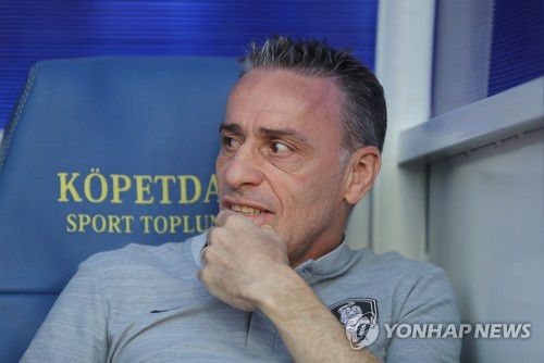 경기 시작 기다리는 벤투 감독(아시가바트[투르크메니스탄]=연합뉴스) 신준희 기자 = 10일(현지시간) 투르크메니스탄 아시가바트 코페트다그 스타디움에서 열린 2022 카타르 월드컵 아시아지역 2차 예선 H조 1차전 한국과 투르크메니스탄과의 경기.
    한국 파울루 벤투 감독이 경기 시작을 기다리고 있다. 2019.9.11 hama@yna.co.kr