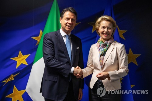 I11일(현지시간) 폰데어라이엔 차기 EU 집행위원장과 악수를 나누는 콘테 총리(왼쪽). [로이터=연합뉴스]