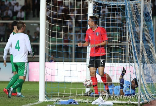 '어머, 골키퍼를 넣어버렸네'(아시가바트[투르크메니스탄]=연합뉴스) 신준희 기자 = 10일(현지시간) 투르크메니스탄 아시가바트 코페트다그 스타디움에서 열린 2022 카타르 월드컵 아시아지역 2차 예선 H조 1차전 한국과 투르크메니스탄과의 경기.
    한국 김신욱이 헤딩 슛을 하다 골키퍼를 골대 안으로 밀어넣은 뒤 당황스러워 하고 있다. 2019.9.11 hama@yna.co.kr