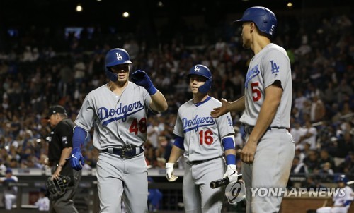 석 점 홈런 터뜨린 럭스(왼쪽) [게티이미지/AFP=연합뉴스]