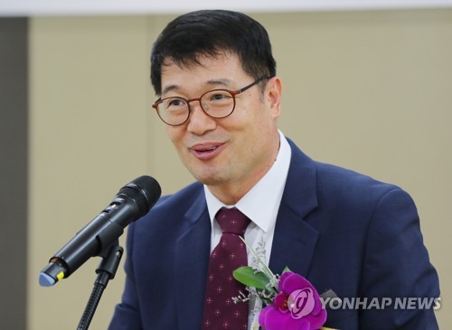 축사하는 황덕순 일자리수석(서울=연합뉴스) 김도훈 기자 = 청와대 황덕순 일자리수석이 3일 오후 서울 종로구 일자리위원회에서 열린 상생형 지역일자리 지원센터 개소식에서 축사를 하고 있다. 2019.9.3 superdoo82@yna.co.kr