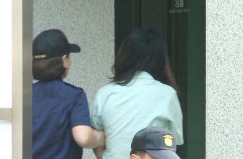 고유정 고개는 들었지만….(제주=연합뉴스) 전남편 살해 혐의로 구속기소된 고유정이 16일 오후 세 번째 재판을 받기 위해 제주지법으로 이송되고 있다. 2019.9.16 [연합뉴스TV 캡처]