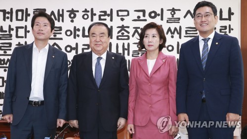 문희상 국회의장과 3당 원내대표 회동(서울=연합뉴스) 이지은 기자 = 문희상 국회의장과 3당 원내대표가 2일 국회에서 열린 국회의장 원내대표 회동에서 기념촬영을 하고 있다.
왼쪽부터 더불어민주당 이인영 원내대표, 문 의장, 자유한국당 나경원 원내대표, 바른미래당 오신환 원내대표. 2019.9.2 jieunlee@yna.co.kr