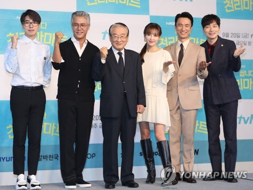 '쌉니다 천리마마트' 제작발표회(서울=연합뉴스) 류효림 기자 = 백승룡 감독(왼쪽부터), 배우 박호산, 이순재, 정혜성, 김병철, 이동휘가 16일 서울 마포구 도화동 서울가든호텔에서 열린 tvN 새 금요드라마 '쌉니다 천리마마트' 제작발표회에서 포즈를 취하고 있다. 2019.9.16 ryousanta@yna.co.kr