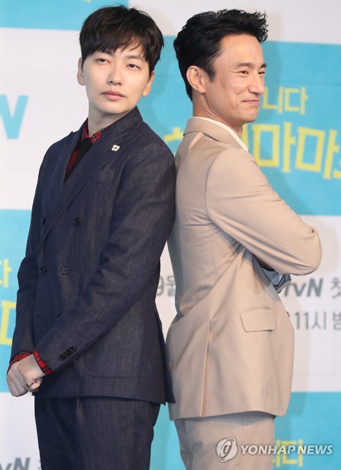 천리마마트의 두 남자(서울=연합뉴스) 류효림 기자 = 배우 김병철(오른쪽)과 이동휘가 16일 서울 마포구 도화동 서울가든호텔에서 열린 tvN 새 금요드라마 '쌉니다 천리마마트' 제작발표회에서 포즈를 취하고 있다. 2019.9.16 ryousanta@yna.co.kr