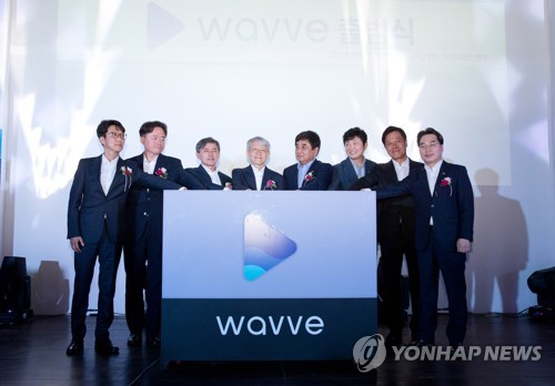 국내 OTT 연합군 '웨이브' 출범식(서울=연합뉴스) 16일 오후 서울 중구 정동1928 아트센터에서 열린 '웨이브(wavve)' 출범식에서 참석자들이 점등 퍼포먼스를 하고 있다. 왼쪽부터 이태현 콘텐츠웨이브 대표, 최승호 MBC 사장, 양승동 KBS 사장, 최기영 과학기술정보통신부 장관, 한상혁 방송통신위원회 위원장, 박정훈 SBS 사장, 박정호 SK텔레콤 사장, 고삼석 방송통신위원회 상임위원. 2019.9.16 
    [과학기술정보통신부 제공. 재판매 및 DB 금지] photo@yna.co.kr