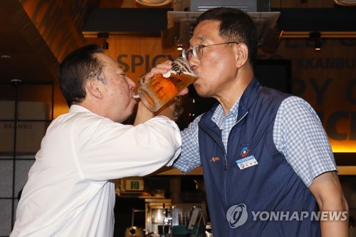 맥주 마시는 박용만-김주영(서울=연합뉴스) 강민지 기자 = 박용만 대한상공회의소 회장(왼쪽)과 김주영 한국노동조합총연맹 위원장이 16일 오후 서울 중구 순화동의 한 치킨집에서 호프미팅을 하고 있다. 2019.9.16