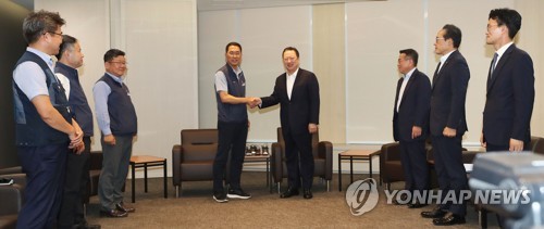 악수하는 김주영-박용만(서울=연합뉴스) 강민지 기자 = 대한상공회의소 박용만 회장이 한국노동조합총연맹 김주영 위원장과 16일 오후 서울 중구 대한상의 면담장에서 악수를 하고 있다. 2019.9.16