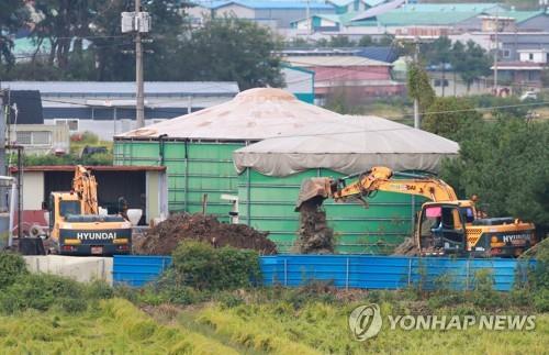 아프리카돼지열병 발생 농장 살처분 준비(파주=연합뉴스) 홍해인 기자 = 17일 돼지 전염병인 아프리카돼지열병(ASF)이 발생한 경기도 파주시의 한 양돈농장에서 포클레인으로 살처분 준비 작업을 하고 있다. hihong@yna.co.kr