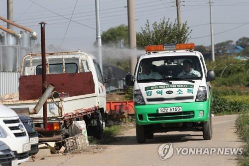 아프리카돼지열병 방역 강화(파주=연합뉴스) 임병식 기자 = 17일 경기도 파주시의 한 양돈농장에서 아프리카돼지열병(ASF)이 발생해 방역 당국이 농가 인근을 소독하고 있다. andphotodo@yna.co.kr