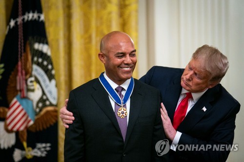 미국 대통령 자유메달 목에 건 MLB 전설 리베라와 트럼프 대통령[로이터=연합뉴스]