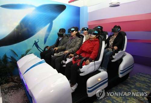 짜릿한 가상 래프팅 체험2018년 4월 울산 장생포 고래문화특구에서 열린 어린이 고래 테마파크 'JSP 웰리 키즈랜드' 준공행사에서 참가자들이 가상현실(VR)로 래프팅 체험을 하고 있다. 
 [울산시 남구 제공.재판매 및 DB 금지]