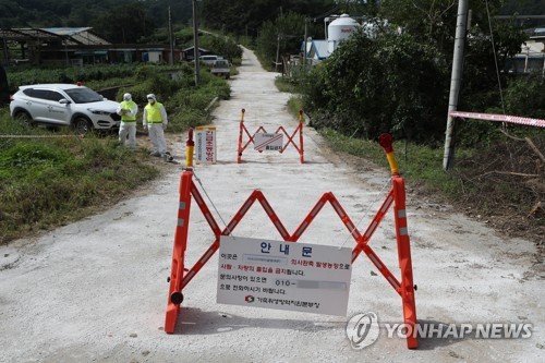 국내 첫 아프리카돼지열병 발생(파주=연합뉴스) 임병식 기자 = 17일 경기도 파주시에서 아프리카돼지열병(ASF)이 발생해 방역당국이 관계된 양돈 농장을 통제하고 있다.  andphotodo@yna.co.kr