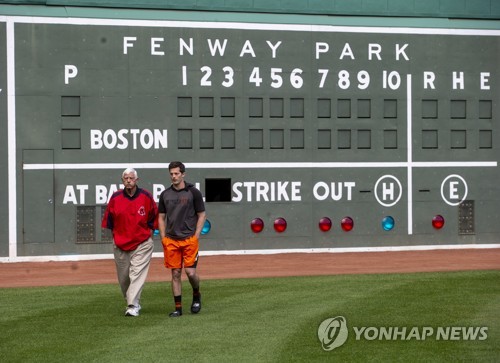 펜웨이파크에서 결합한 야스트렘스키 가문 [AP=연합뉴스]