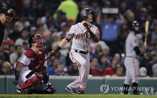 마이크 야스트렘스키의 펜웨이파크 데뷔전 홈런[AP=연합뉴스]