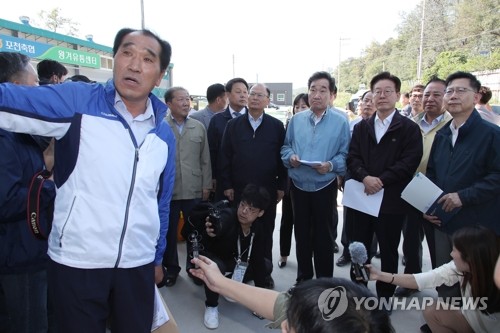 돼지 밀집사육단지 방역상황 보고받는 이낙연 총리(포천=연합뉴스) 김승두 기자 = 이낙연 국무총리가 아프리카돼지열병(ASF)이 발생 후 18일 오전 경기도 포천시 일동면 화대리 돼지 밀집사육단지를 방문해 차단방역과 밀집단지 방역상황에 대한 보고를 받고 있다. 2019.9.18 kimsdoo@yna.co.kr