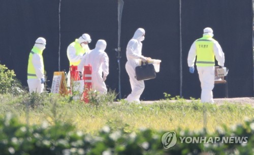 아프리카돼지열병 발생 현장으로 들어가는 역학조사팀(파주=연합뉴스) 김주성 기자 = 18일 아프리카돼지열병(ASF)이 발생한 경기도 파주시의 한 양돈농장으로 역학조사팀이 들어가고 있다. 2019.9.18 utzza@yna.co.kr