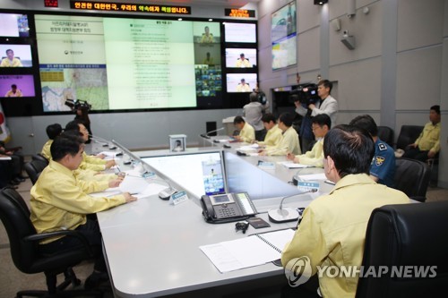 아프리카돼지열병 점검하는 진영 장관(서울=연합뉴스) 김승두 기자 = 진영 행안부 장관이 18일 오후 정부서울청사 상황센터에서 열린 아프리카돼지열병(ASF) 범정부대책지원본부 상황 점검회의에서 발언하고 있다. 2019.9.18 kimsdoo@yna.co.kr