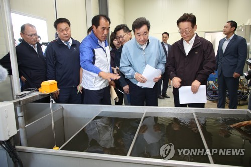 돼지 밀집사육단지 점검하는 이낙연 총리와 이재명 경기지사[연합뉴스 자료사진. 재판매 및 DB 금지]