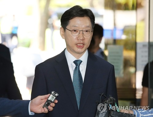 취재진 질문 답하는 김경수 경남지사(서울=연합뉴스) 서명곤 기자 = 김경수 경남지사가 19일 오후 서울 서초구 서울고등법원에서 열린 항소심 속행 공판에 출석하기 위해 법정으로 향하며 취재진 질문에 답하고 있다.  seephoto@yna.co.kr