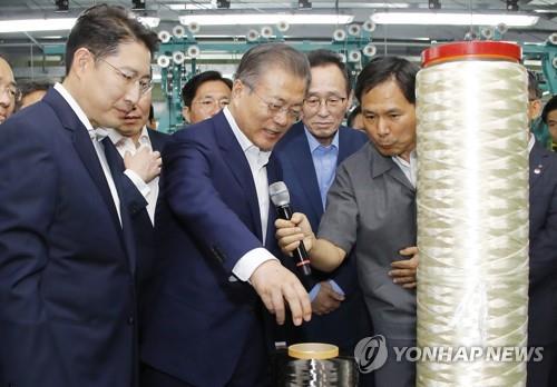 문 대통령이 지난 8월 20일 효성 전주공장에서 탄소섬유를 살펴보는 장면 [연합뉴스 자료사진]