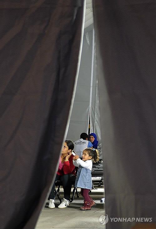 오스트리아 난민보호소에서 독일행을 기다리는 난민들[EPA=연합뉴스 자료사진]