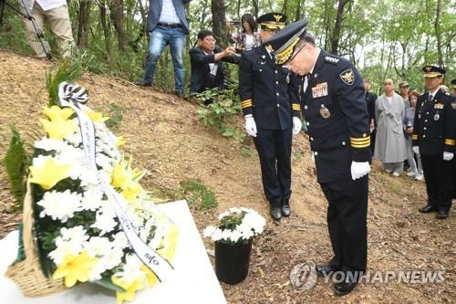'개구리소년' 희생자 추모하는 민갑룡 경찰청장(대구=연합뉴스) 김현태 기자 = 민갑룡 경찰청장이 20일 오후 '개구리소년 사건'의 유골발견 현장인 대구 달서구 와룡산 세방골을 찾아 희생자들을 추모하고 있다. 2019.9.20
    mtkht@yna.co.kr
(끝)