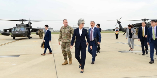 강경화, 평택기지서 에이브럼스 면담…"한미동맹 강화위해 협력"강경화 외교부 장관(가운데)이 20일 평택의 미군기지인 캠프 험프리스를 방문했다. 2019.9.20 [외교부 제공]