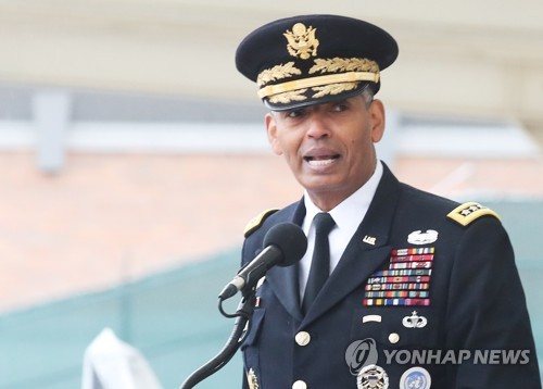 인사말 하는 빈센트 브룩스(평택=연합뉴스) 홍기원 기자 = 8일 오전 경기도 평택시 캠프 험프리스 바커 필드에서 열린 한미연합사령관 이취임식에서 이임하는 빈센트 브룩스 대장이 인사말을 하고 있다. 2018.11.8 xanadu@yna.co.kr