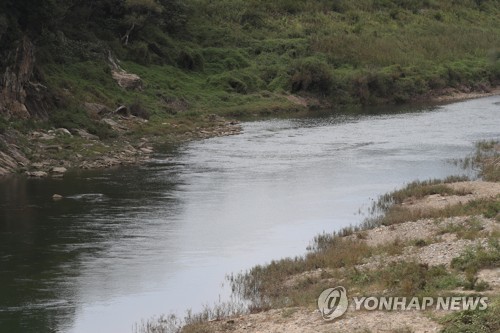 ASF발생 농가 인근의 사미천(연천=연합뉴스) 임병식 기자 = 환경부는 아프리카돼지열병(ASF) 감염경로를 추적하기 위해 북측에서 남측으로 흘러오는 하천을 대상으로 바이러스 검사를 추진한다고 지난 19일 밝혔다. 사진은 19일 경기도 연천군의 ASF 발생 양돈농가 인근에 있는 사미천의 모습이다. 북에서 남으로 흐르는 사미천은 비무장지대(DMZ)를 거쳐 임진강으로 합류한다. andphotodo@yna.co.kr