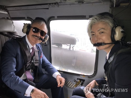 강경화 외교부 장관, 주한 미국대사와 공군기지로 출발(서울=연합뉴스) 강경화 외교부 장관이 20일 해리 해리스 주한 미국대사와 함께 오산 공군기지로 향하는 미군 블랙호크 헬기에 탑승하고 있다. 2019.9.20 [해리 해리스 주한 미국대사 트위터 캡처. 재판매 및 DB 금지] photo@yna.co.kr