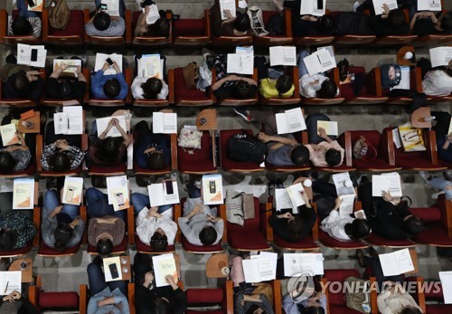 서울 자율형사립고 연합 설명회(서울=연합뉴스) 임헌정 기자 = 20일 오후 서울 종로구 동성고등학교에서 서울 자율형사립고 연합 설명회가 열려 학부모와 학생들이 강연을 듣고 있다. 2019.9.20 kane@yna.co.kr