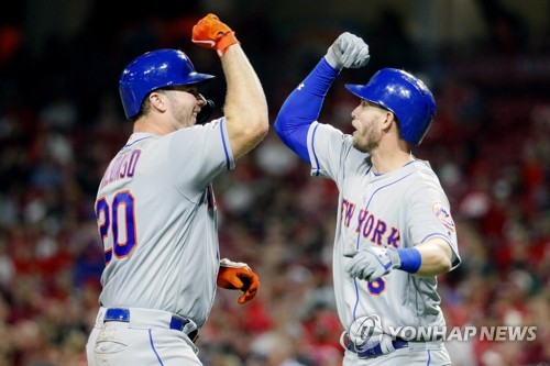 신인 알론소, 시즌 50호 홈런 (신시내티 AP=연합뉴스) 뉴욕 메츠의 신인 거포 피트 알론소(왼쪽)가 21일(한국시간) 미국 오하이오주 신시내티 그레이트 아메리칸 볼파크에서 열린 2019 미국프로야구 메이저리그 방문 경기에서 8회 시즌 50호 홈런을 친 뒤 제프 맥닐과 세리머니를 펼치고 있다.