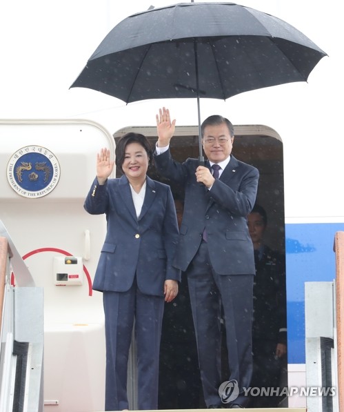 미국 방문위해 출국하는 문 대통령(성남=연합뉴스) 한상균 기자 = 유엔총회 연설, 한미정상 회담 등을 위해 미국을 방문하는 문재인 대통령과 김정숙 여사가 22일 오후 서울공항 공군1호기에서 환송객들에게 손을 흔들고 있다. 2019.9.22 xyz@yna.co.kr