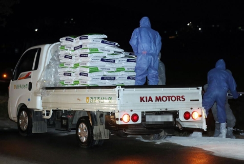 생석회 옮기는 방역당국 관계자들(김포=연합뉴스) 윤태현 기자 = 김포 한 양돈농장에서 아프리카돼지열병(ASF)이 확진 판정된 23일 오후 경기도 김포시 통진읍 가현리 해당 양돈농장 앞에서 방역당국 관계자들이 돼지 살처분에 사용할 것으로 추정되는 생석회를 옮기고 있다. 2019.9.23
tomatoyoon@yan.co.kr
(끝)
