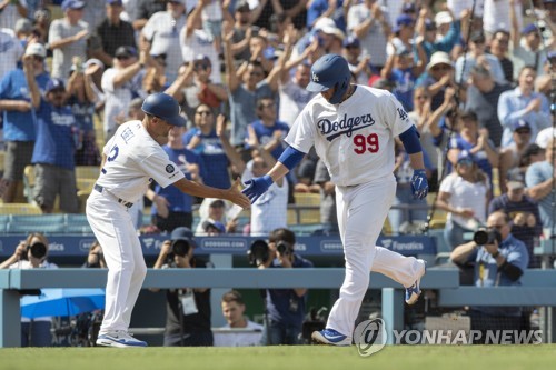 류현진, 프로 입성 후 첫 홈런(로스앤젤레스 AP=연합뉴스) 로스앤젤레스 다저스 류현진(오른쪽)이 23일(한국시간) 미국 캘리포니아주 로스앤젤레스 다저스타디움에서 열린 메이저리그 콜로라도 로키스와의 홈경기, 0-1로 뒤진 5회 동점 솔로포를 친 뒤, 디노 이벨 3루 코치의 축하를 받고 있다. 류현진은 이날 프로 입성 후 처음으로 홈런을 쳤다.