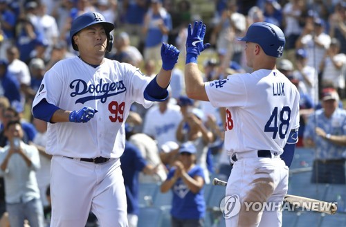 류현진(32·로스앤젤레스 다저스) MLB 첫 홈런[Getty Images/AFP=연합뉴스] 류현진(왼쪽)이 23일(한국시간) 미국 캘리포니아주 로스앤젤레스 다저스타디움에서 열린 메이저리그 콜로라도 로키스와의 홈경기에서 프로 입성 후 처음으로 홈런을 쳤다.