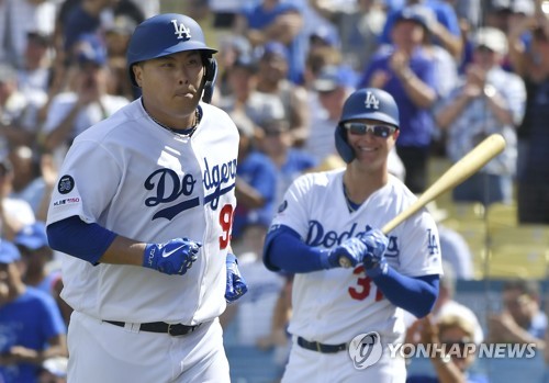 류현진(32·다저스), MLB 첫 홈런[Getty Images/AFP=연합뉴스] 류현진(왼쪽)이 23일(한국시간) 미국 캘리포니아주 로스앤젤레스 다저스타디움에서 열린 메이저리그 콜로라도 로키스와의 홈경기에서 프로 입성 후 처음으로 홈런을 쳤다.