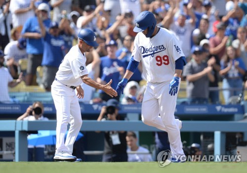 생애 첫 홈런 치고 3루 코치와 손바닥 부딪치는 류현진  [USA 투데이/로이터=연합뉴스 자료사진]