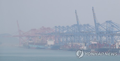 부산항 신항에 정박한 선박들 [연합뉴스 자료사진]